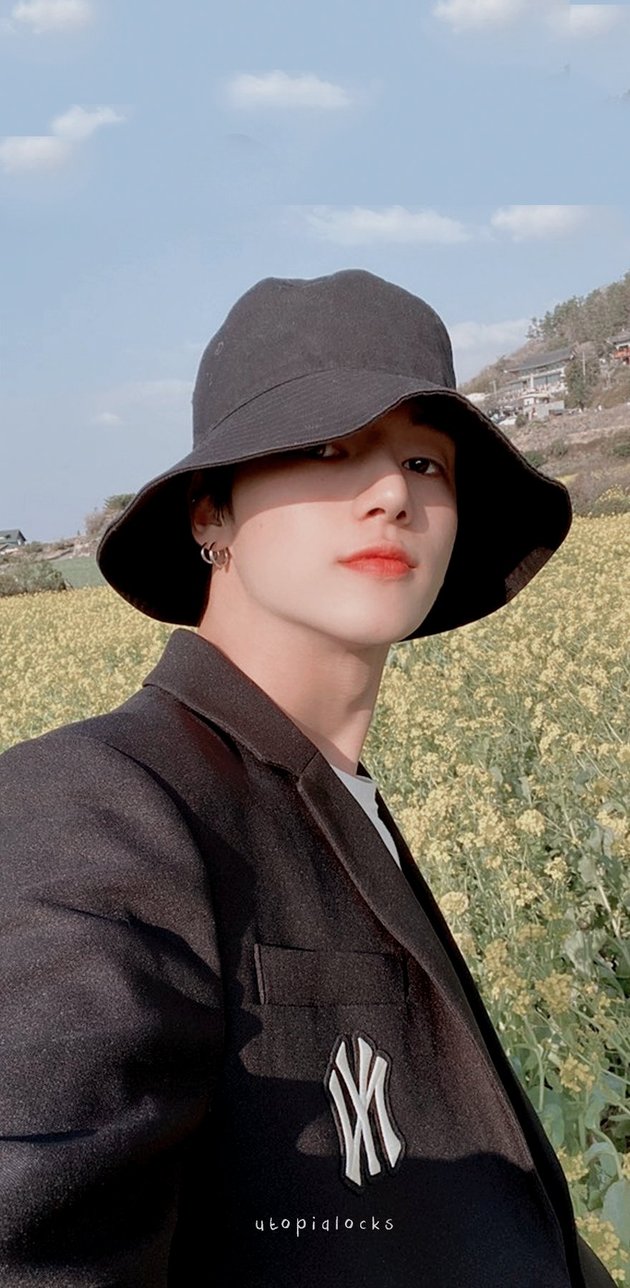 10 Wooyoung ATEEZ Selfie Photos on His Birthday Showing Glowing Visuals, Making Fans Love Him Even More!