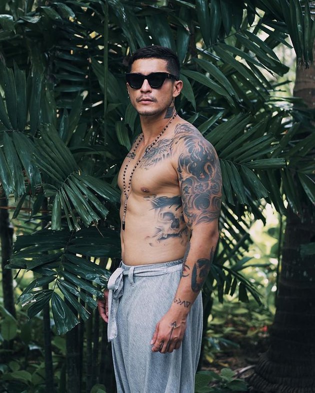 10 Photos of Shirtless Miller Khan that Caught Attention, Showing Six Pack Abs and Covered in Tattoos