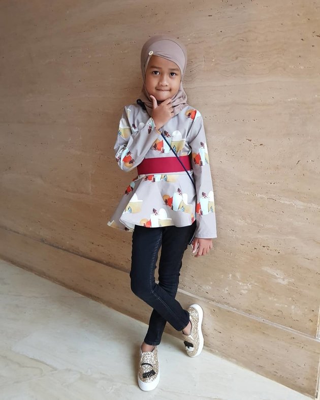 10 Photos of Siti Rahlia, the Beautiful and Photogenic Daughter of Inneke Koesherawati in Hijab