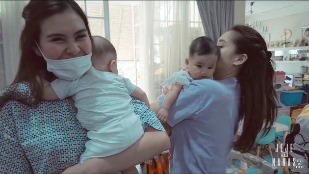 10 Photos of Syahnaz Sadiqah Taking Care of Twins Without a Babysitter, Husband Also Went to Work