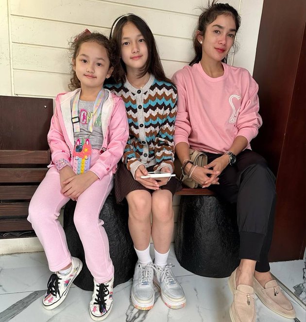 10 Latest Photos of Ussy Sulistiawaty's Daughter Elea, Now a Beautiful Teenager, Almost as Tall as Her Mom and Sister