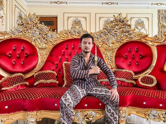 10 Photos of Tom Liwafa, Crazy Rich Surabaya Who Gives Away Millions of Rupiah in Boxes