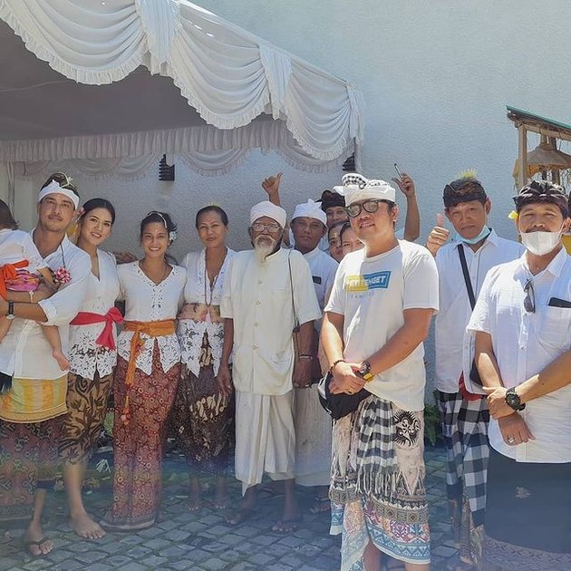 Hamish dan Raisa pun memakai baju adat Bali untuk menghormati acara selamatan ini. Setelah acara selesai, semua orang berfoto bersama.
