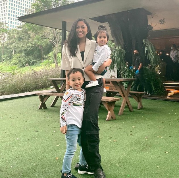 10 Photos of Xabiru and Chava, Rachel Vennya & Niko Al Hakim's Children Loved by Netizens, Their Older Sibling is Possessive of the Younger One