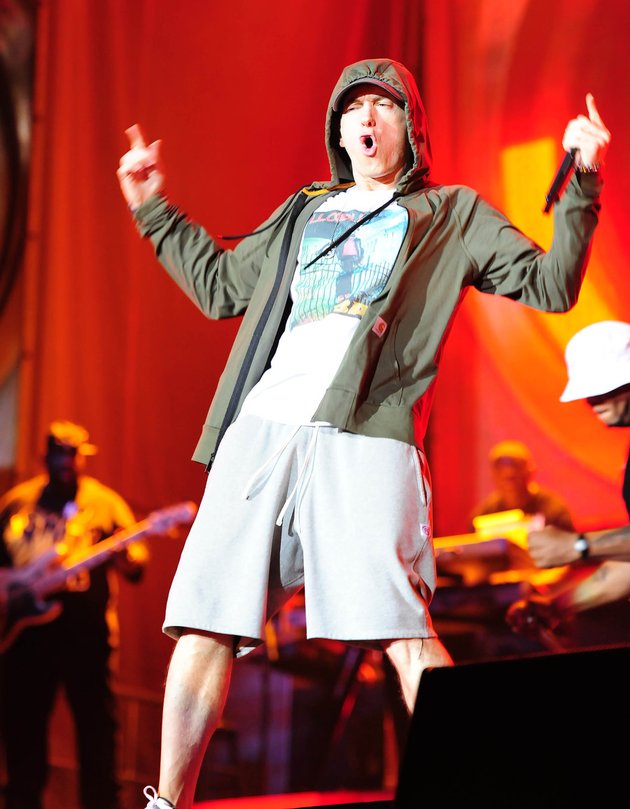 Meski Eminem gagal lulus di tahun kesembilan, dia sangat menyukai kelas Bahasa Inggris. Yap, inilah yang membuat Eminem memiliki perbendaharaan kata yang luas, tajam, dan membuat setiap lirik lagunya kaya akan makna yang menarik untuk dibedah.