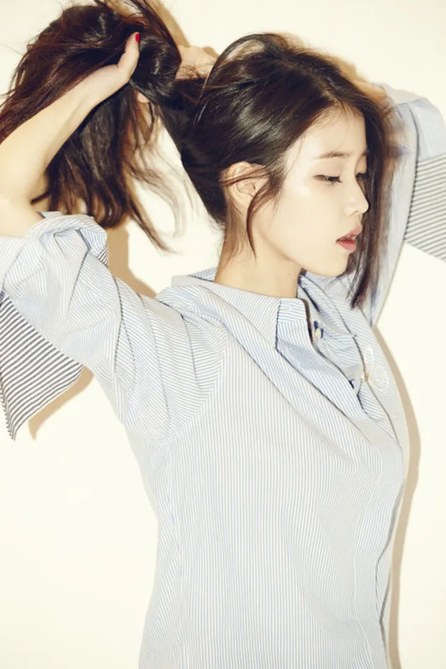 IU memang dikenal penggemar sebagai penyanyi yang baik hati. Ia juga cocok menjadi sosok yang memotivasi orang lain. Inilah mengapa IU menjadi salah satu idol yang dipilih oleh netizen sebagai Penyemangat mereka. Bayangkan saja, sambil mengikat rambutnya, ia bertanya, 