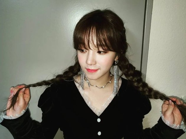 10 Cute & Stylish K-Pop Idol Girls with Two Braided Hairstyles: Nayeon TWICE, Taeyeon SNSD, and Jennie BLACKPINK!