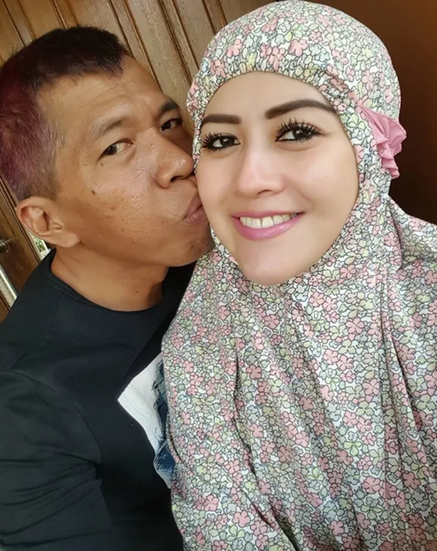 10 Komedian Indonesia Dengan Pasangan Cantik