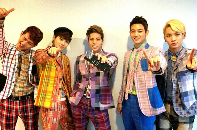 Kostum Terburuk Idol Group