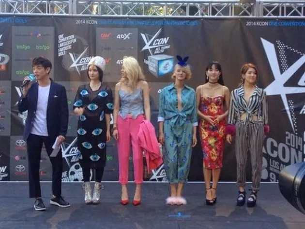 Kostum Terburuk Idol Group