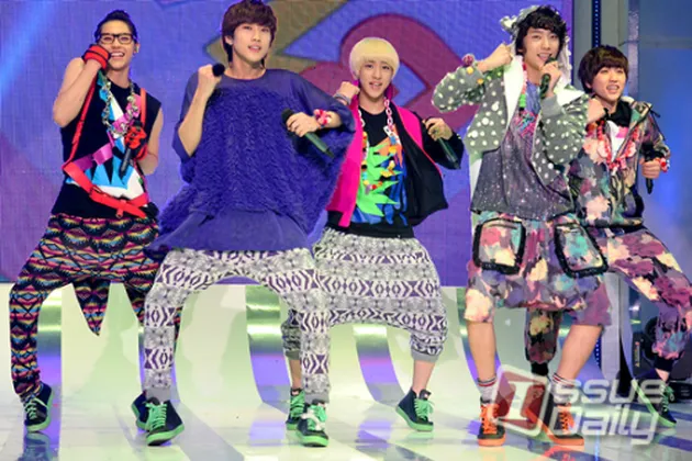 Kostum Terburuk Idol Group