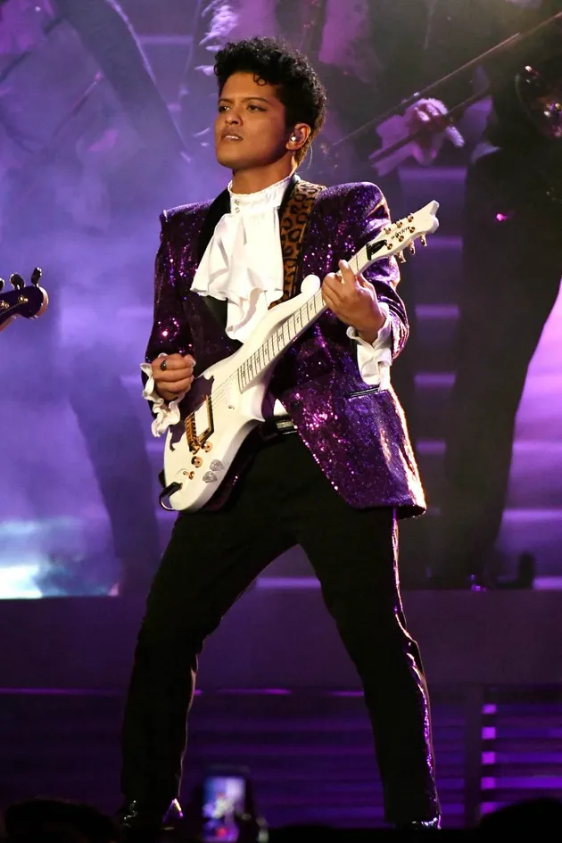10 Lagu Hits Yang Pernah Di-cover Bruno Mars