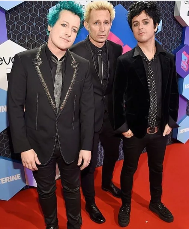 Lalu ada salah satu anthem para insan pop-punk di seluruh dunia, Basket Case, milik Green Day. Rupanya, lagu ini berisi curhatan Billy Joe Armstrong tentang panic disorder yang dimilikinya.