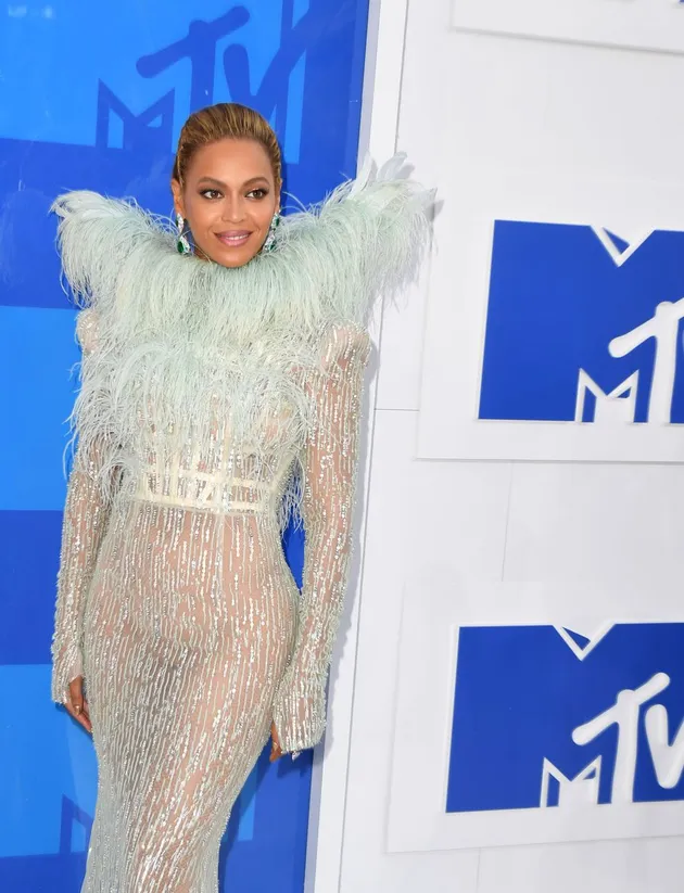Yang pertama adalah lagu baru dari Beyonce yang berjudul 'Formation'. Lagu ini masuk dalam album LEMONADE yang ia rilis pada tahun ini.