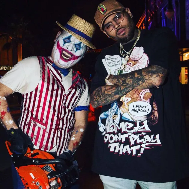 Begitu juga dengan Chris Brown yang harus mendekam di penjara akibat perbuatan kasarnya pada Rihanna. Semua kenangan dan rasa pahit yang dirasakannya pun dituangkan dalam lagu yang berjudul Crawl.