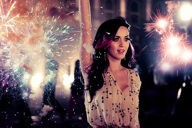 Sosok Katy Perry yang selalu penuh semangat dan keceriaan memang cocok untuk selalu menghiasi harimu. Karena itu, coba tambah semangatmu dengan track Firework.