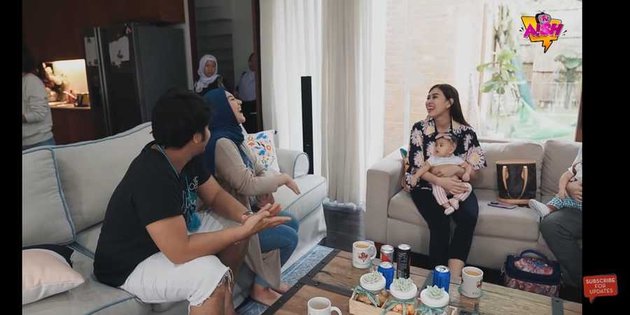 10 Moments Ammar Zoni and Irish Bella Caring for Syahnaz's Twin Babies, Practicing Being Alert Parents