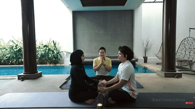 Sesi yoga kamasutra Atta dan Aurel diawali dengan gerakan simple di mana keduanya harus saling bertatapan mata sambil mengungkapkan hal positif terhadap pasangan dalam hati.