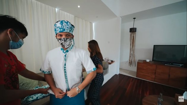10 Moments of Atta Halilintar Pranking Anang Hermansyah's Family, Disguised as a Hotel Attendant