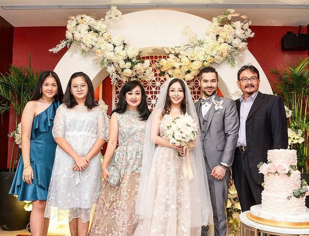 10 Happy Moments of Chef Marinka at the Wedding Altar, Attended by Family and Close Relatives