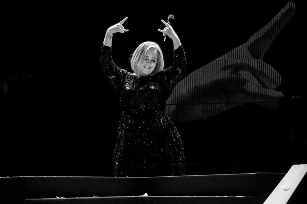 Yang pertama adalah Adele di mana ia didaulat sebagai headline utama Glastonbury Festival. Yang menarik, di sini Adele melontarkan kalimat cukup kasar tentang penampilannya saat itu yang kemudian mendapat rasa salut dari para penonton.
