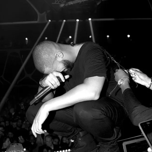 Apa yang membuat Drake begitu spesial di tahun 2016? Well, tentu saja album VIEWS dan seluruh track di dalamnya yang sukses mencatatkan berbagai prestasi baru bagi sang rapper.