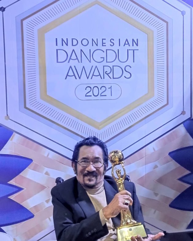 10 Moments Hamdan ATT Receives Lifetime Achievement Award at the Indonesian Dangdut Awards 2021, Stay Enthusiastic Despite Sitting in a Wheelchair - Shed Tears with His Speech