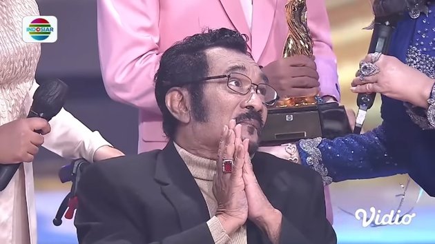 10 Moments Hamdan ATT Receives Lifetime Achievement Award at the Indonesian Dangdut Awards 2021, Stay Enthusiastic Despite Sitting in a Wheelchair - Shed Tears with His Speech