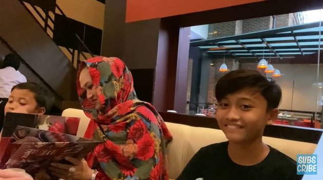 Last Photo of Lina, Sule's Ex-Wife, with Rizky Febian and Their Children, Still Carrying Their Newborn Baby from Their Second Marriage