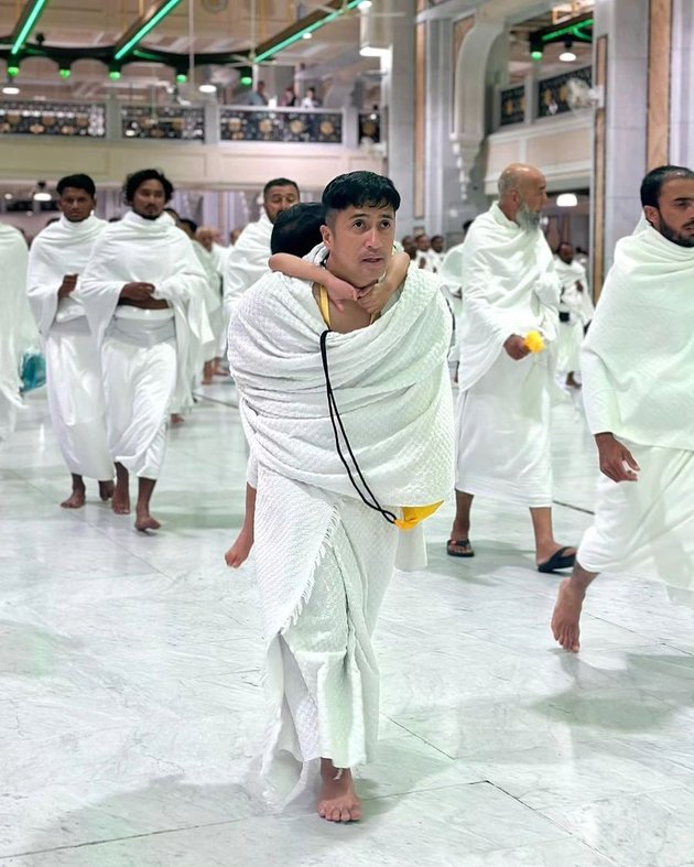 10 Moments of Togetherness Irfan Hakim and Big Family Celebrate Eid al-Fitr by Worshiping in the Holy Land of Mecca