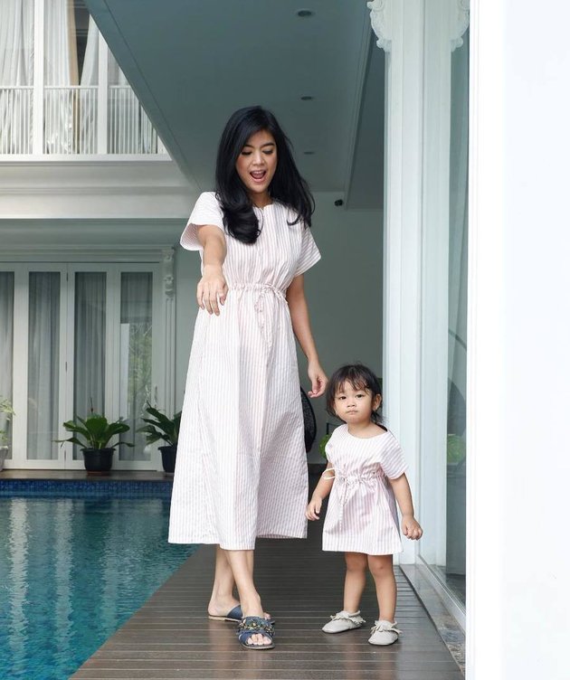 10 Adorable Moments When Raya Kohandi Twins Outfits with Her Little One