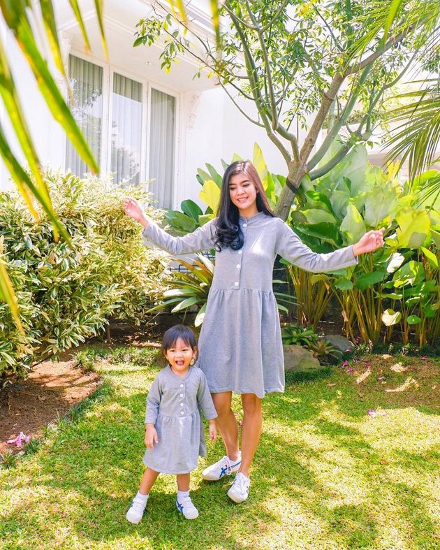 10 Adorable Moments When Raya Kohandi Twins Outfits with Her Little One