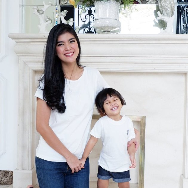 10 Adorable Moments When Raya Kohandi Twins Outfits with Her Little One