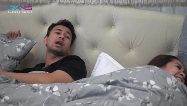 10 Intimate Moments of Raffi Ahmad and Nagita on the Bed During Valentine's Day, Rafathar Laughs When They Kiss
