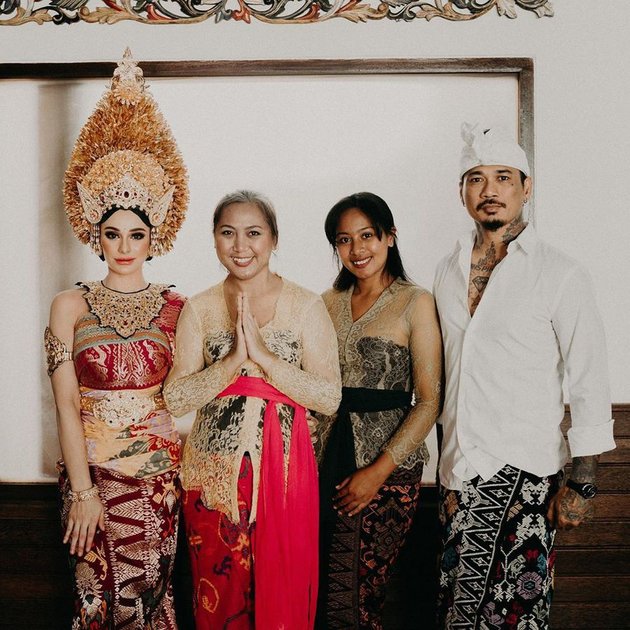 Belum lama ini, Nora Alexandra tampil cantik dan anggun mengenakan busana adat khas Bali atau yang biasa disebut Payas Agung.