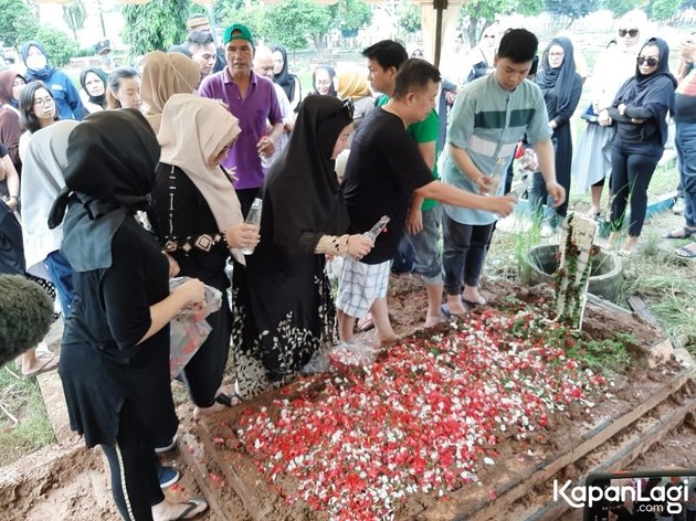 10 Moments of the Funeral Process of Annisa Bahar's Mother Even Though the Grave is Flooded with Water and Mud