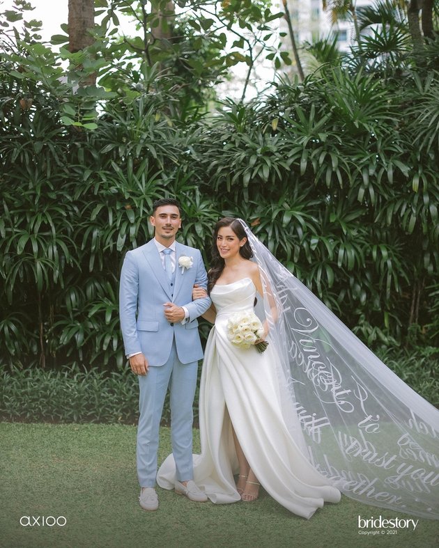 Seperti inilah potret kebahagiaan Vincent Verhaag dan Jessica Iskandar di hari pernikahannya yang digelar secara private pada Jumat (22/10).