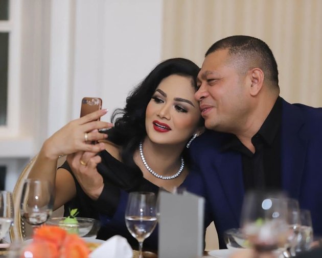 10 Romantic Moments Krisdayanti and Raul Lemos Celebrate Birthday, Sweet Hugs and Kisses - Denying Rumors of Marriage Problems