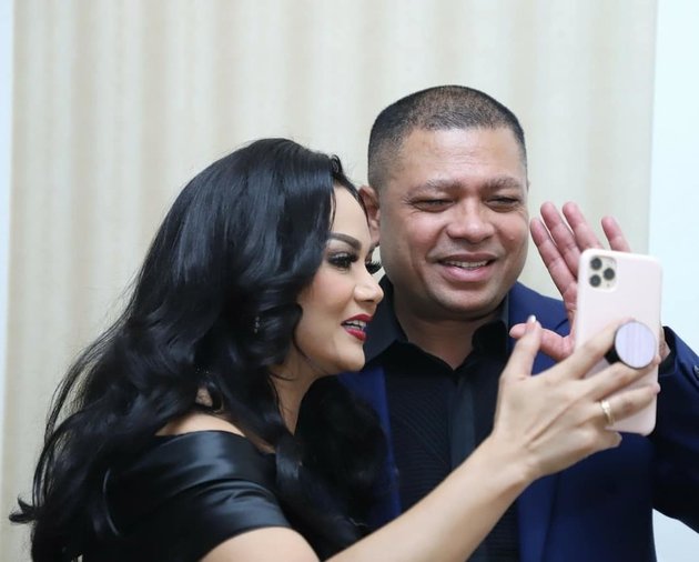 10 Romantic Moments Krisdayanti and Raul Lemos Celebrate Birthday, Sweet Hugs and Kisses - Denying Rumors of Marriage Problems