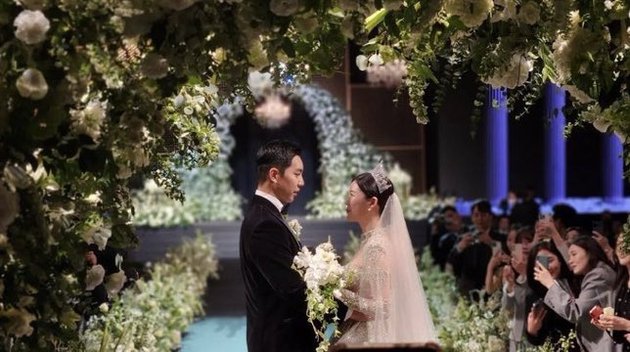 10 Romantic Moments of Lee Seung Gi and Lee Da In's Wedding, Sweet Kisses and Singing While Kneeling for His Wife