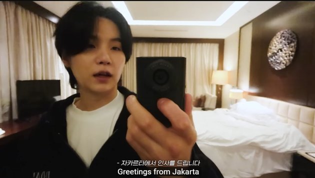 10 Moments When Suga BTS Shows His Hotel Room Tour in Jakarta and Enjoy Indonesian Food, So Cute Snacking on Krupuk