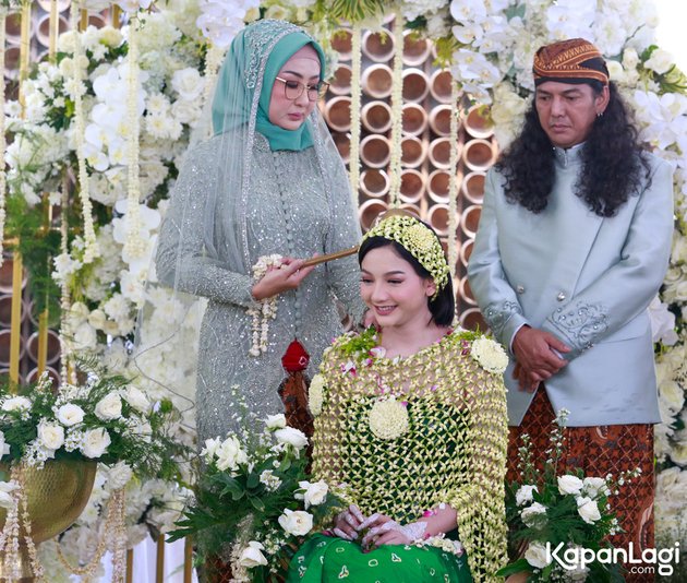 10 Moments of Siraman Ceremony Before Glenca Chysara's Wedding, Strong Javanese Cultural Nuances - Beautiful Bride-to-be