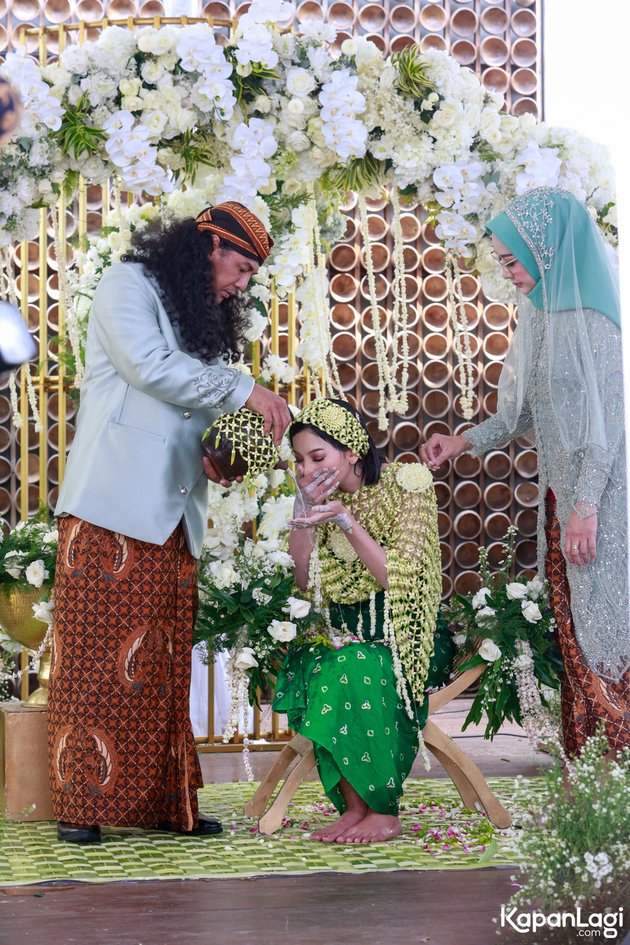 10 Moments of Siraman Ceremony Before Glenca Chysara's Wedding, Strong Javanese Cultural Nuances - Beautiful Bride-to-be