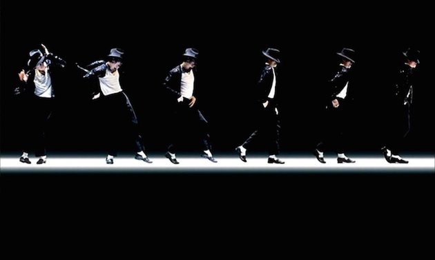 Michael Jackson: The Moonwalk. Tak perlu ditanyakan lagi kualitas musik dan suara yang ditampilkan oleh The King of Pop. Kemasannya sebagai Ikon Pop dunia pun makin komplit dengan signature movenya yakni berdansa dengan gaya moonwalk. Ihhy!! *niruin suara Michael Jackson*