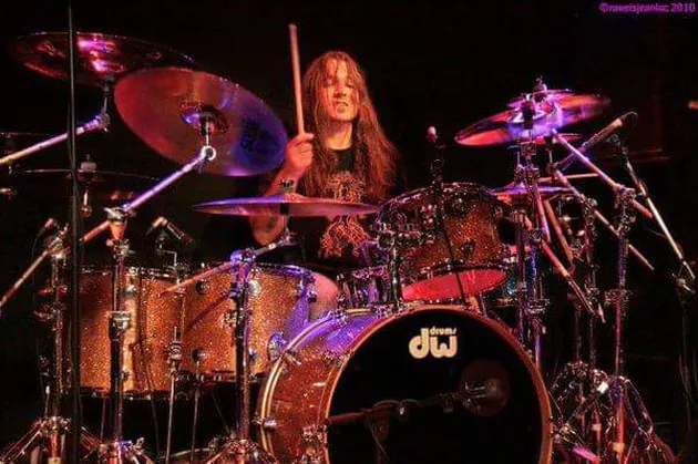 Yang pertama adalah Dave Abbruzzese. Sempat membantu Pearl Jam di tahun 1991 sampai 1994, Dave nyatanya sama sekali tidak diakui dalam Rock and Roll Hall of Fame ketika ia membantu sukses besar album VS dan VITALOGY.