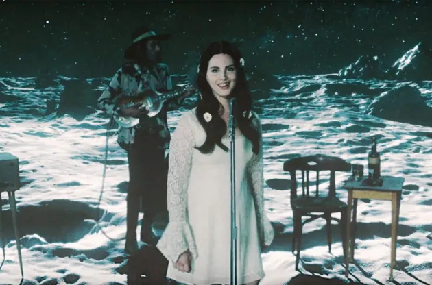10 Music Video Bernuansa Futuristik