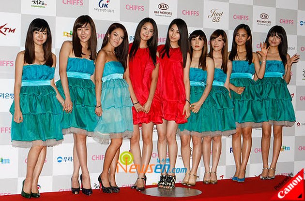 Pertama Girls Generation atau SNSD ketika hadir di acara Festival Film International tahun 2009 lalu. Yoona dan Seohyun bagaikan santa claus di antara pohon Natal. Selain itu gaun Hyoyeon (tiga dari kiri) disebut warna hijaunya beda dengan yang lain, kayak kehabisan bahan.