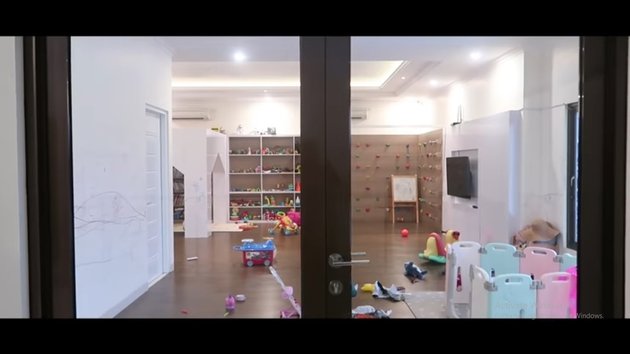 10 Appearances of Shireen Sungkar's House Details, Many Awards - There Are Doodles in the Children's Playroom