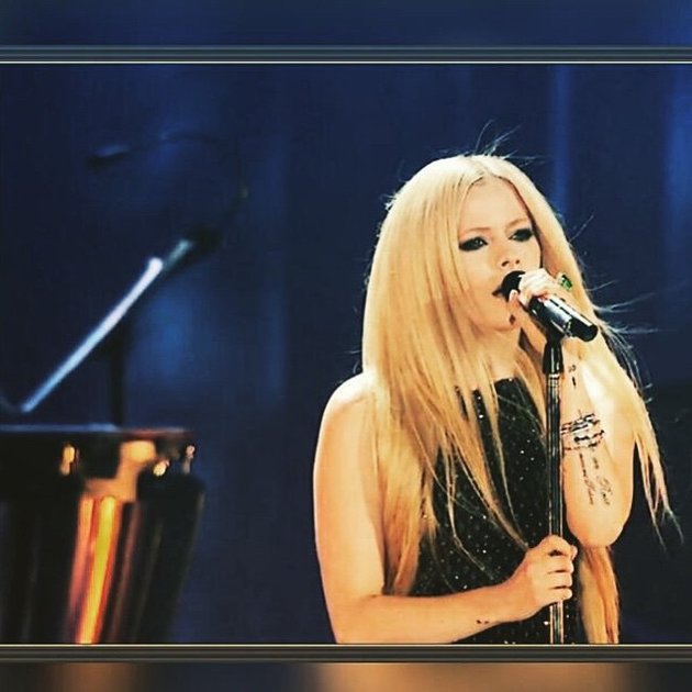 Siapa yang tidak tahu Avril Lavigne? Lepas dari kisah cinta dan popularitasnya yang menurun, pastinya kamu masih ingat dengan lagu-lagu Avril seperti Complicated, When You're Gone atau bahkan My Happy Ending.