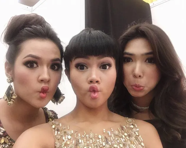 Belum apa-apa sudah ada di antara Raisa dan Isyana Sarasvati. Well, Yura Yunita yang punya wajah manis dan lucu ini juga sukses membuktikan talenta emasnya lewat lagu Cinta Dan Rahasia.
